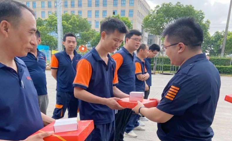 夏日關懷｜貝業(yè)師傅們辛苦了